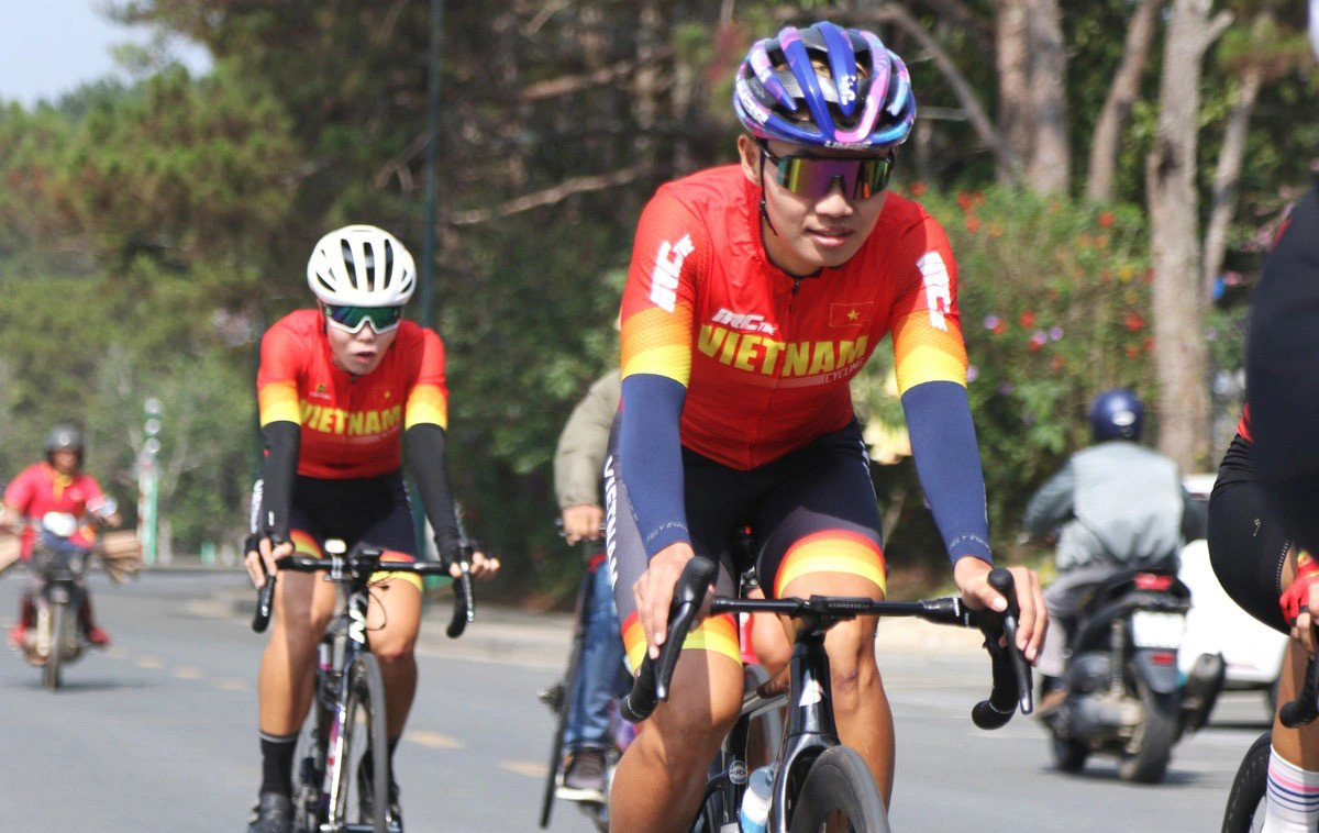 Vietnamese cyclists to use temporary bikes after equipment destroyed in truck fire in Thailand