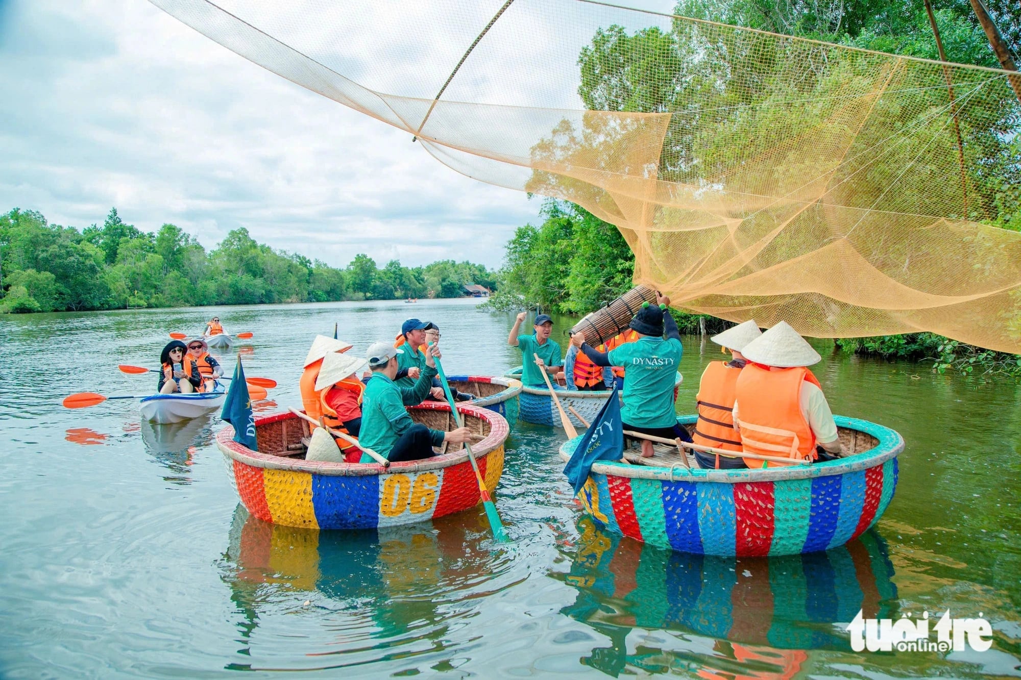 Basket boat tours in Cua Can Commune, Phu Quoc City, Kien Giang Province offer visitors a hands-on experience of local fishing life. Photo: Chi Cong / Tuoi Tre