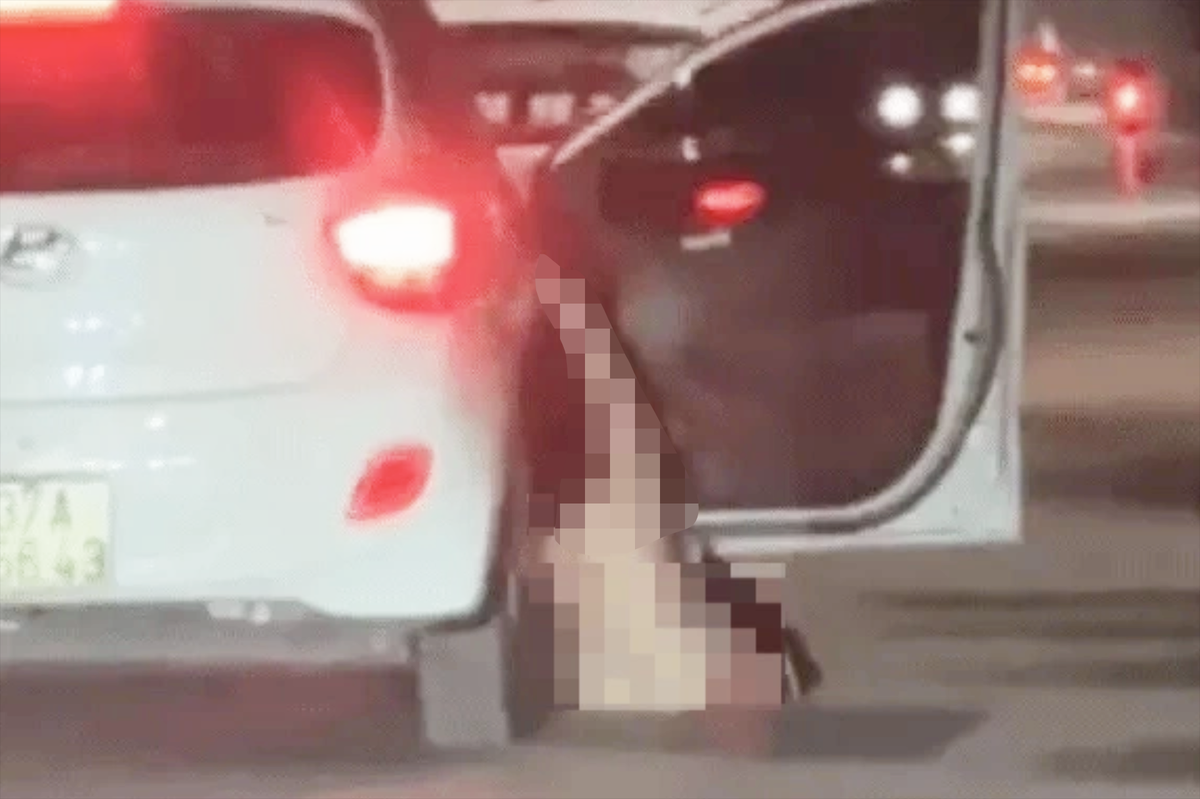 Driver faces fine as woman falls naked out of car in north-central Vietnam