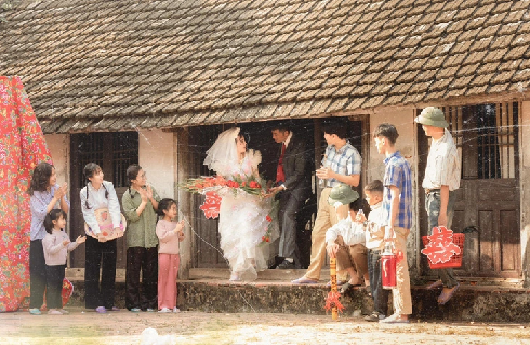 Old-style pre-wedding photos of Vietnamese couple go viral