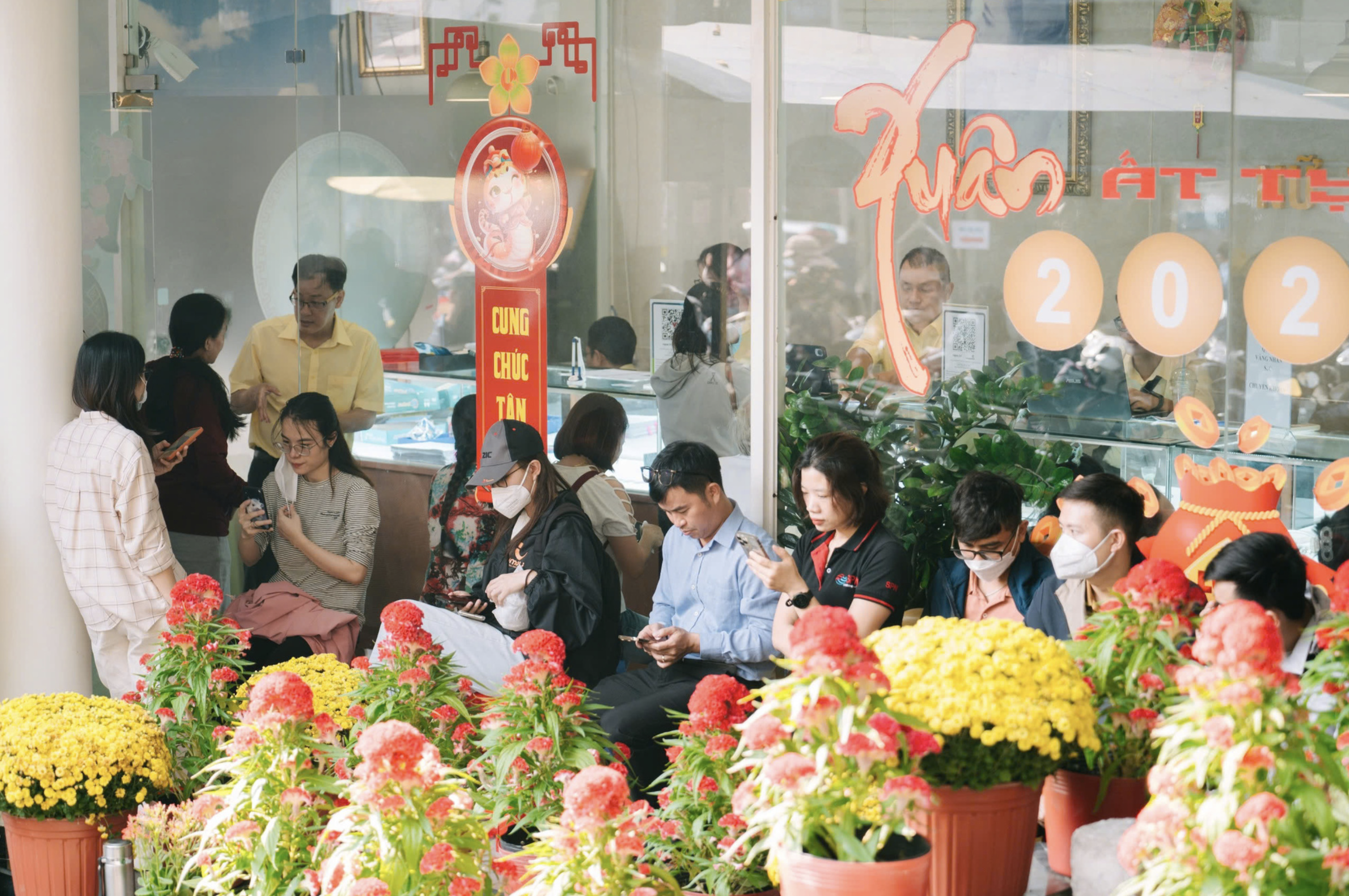 Residents wait for gold purchase at a gold shop in Ho Chi Minh City. Photo: Thanh Hiep / Tuoi Tre