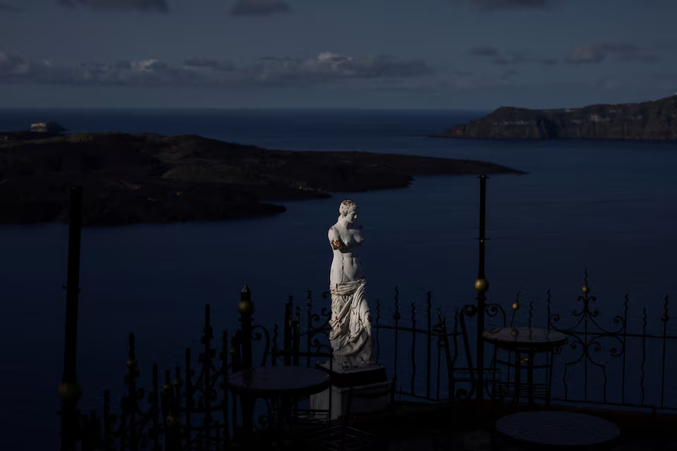 [6/20]A replica statue of Venus de Milo stands at a closed cafe on the island of Santorini, February 4. Santorini took its current shape following one of the largest volcanic eruptions in history, around 1600 BC. The last eruption in the area occurred in 1950. Photo: Reuters