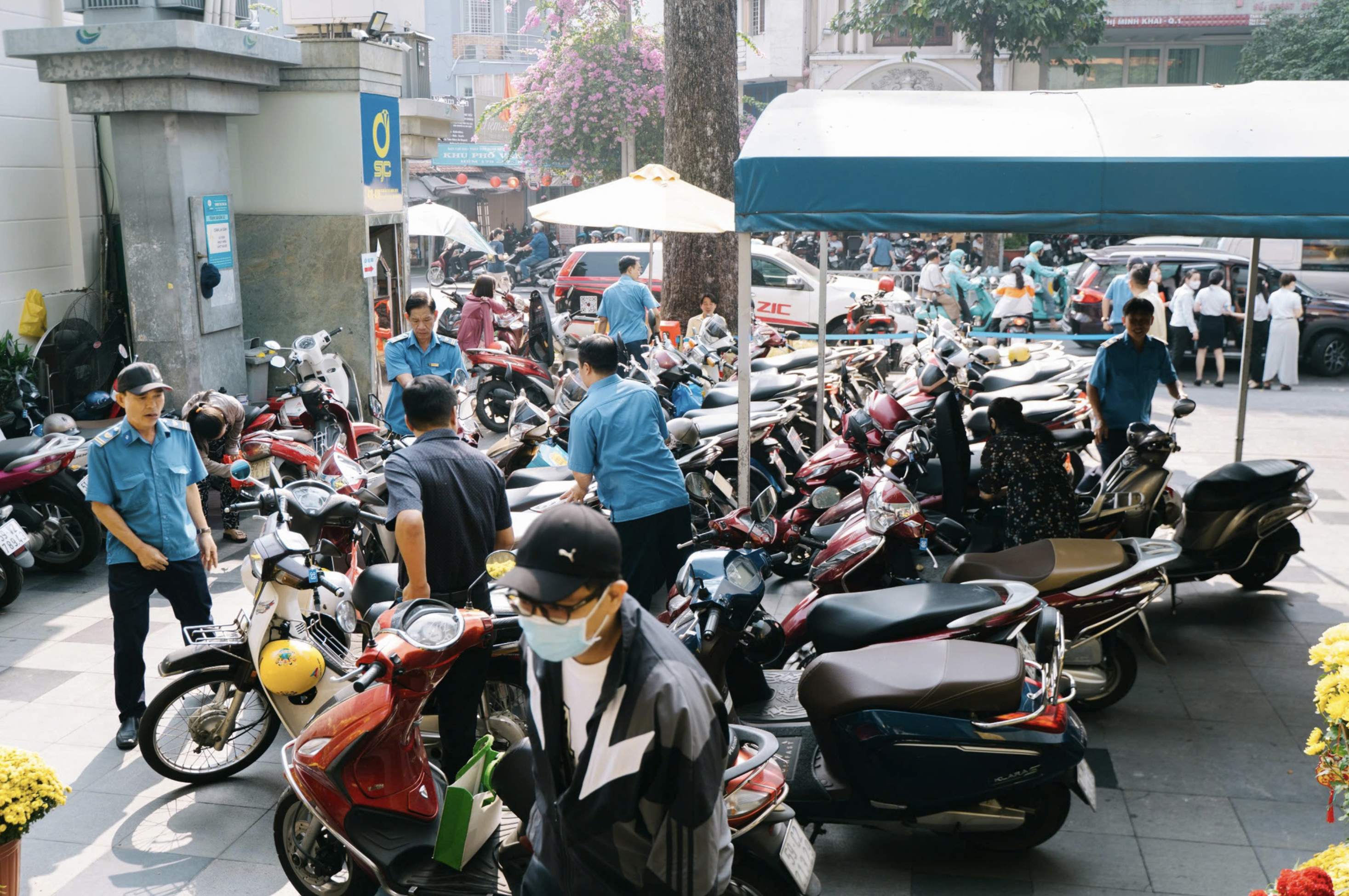 The parking lot of Saigon Jewelry Company (SJC) in Ho Chi Minh City is full on the God of Wealth Day, February 7, 2025. Photo: Thanh Hiep / Tuoi Tre