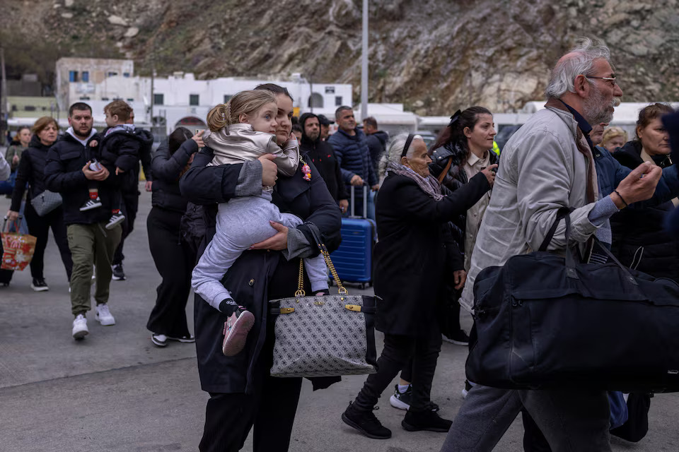 [5/20]People walk to board a ferry to Piraeus, during increased seismic activity on the island of Santorini, February 4. Photo: Reuters