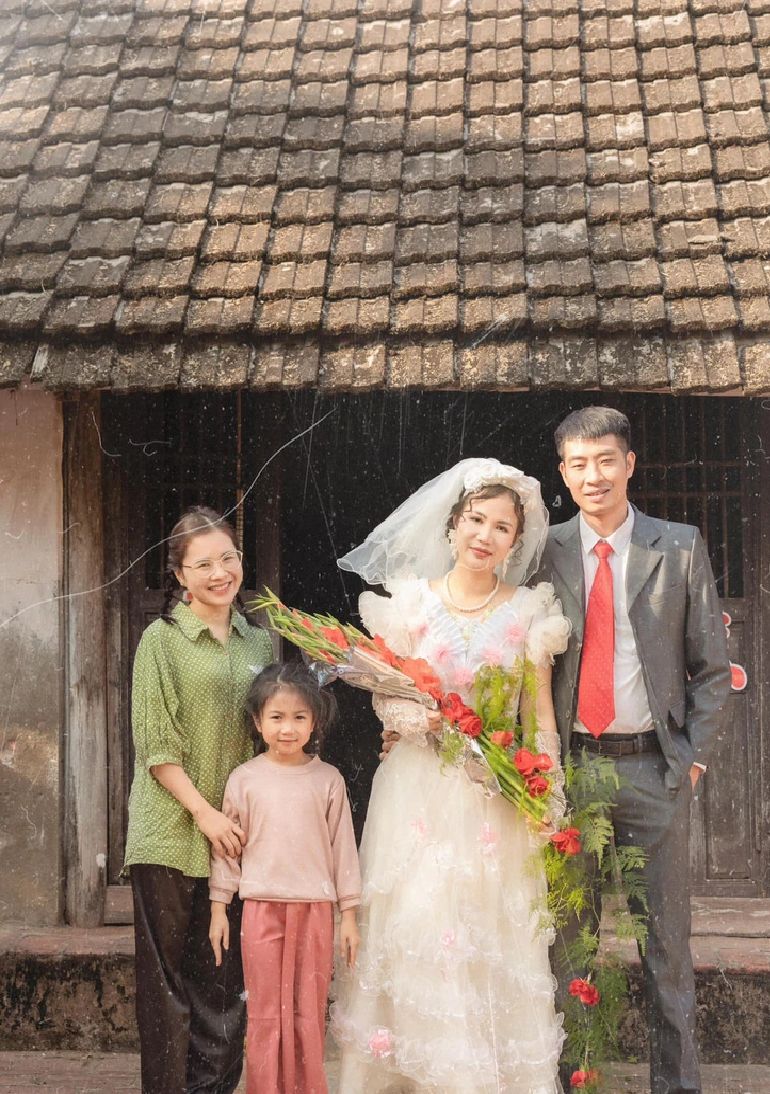 The bride’s relatives are present in the photo shoot. Photo: Supplied