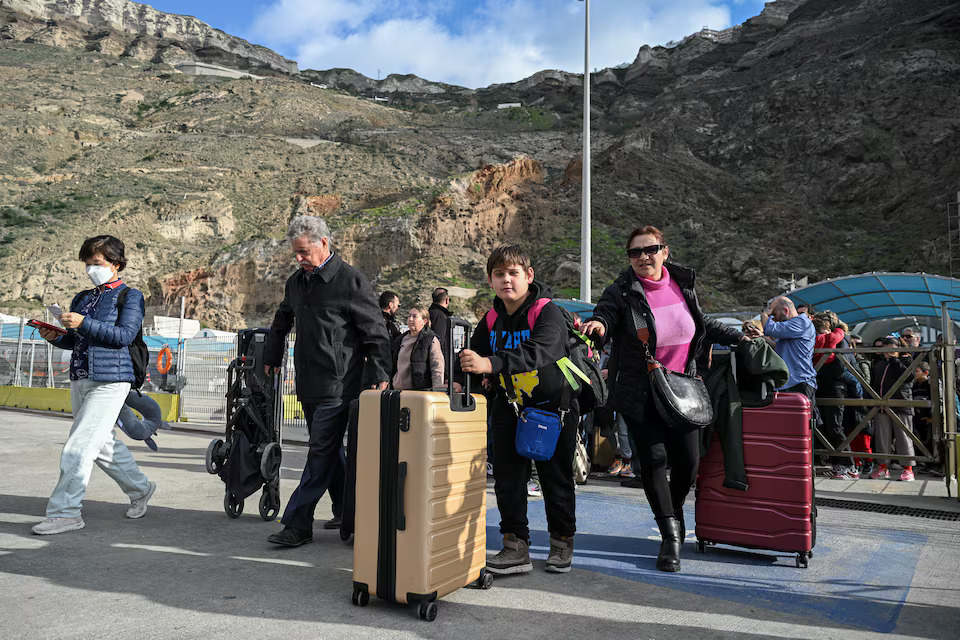 [13/20]Passengers walk to board a ferry as they leave following high seismic activity on the island of Santorini, February 3. Photo: Reuters