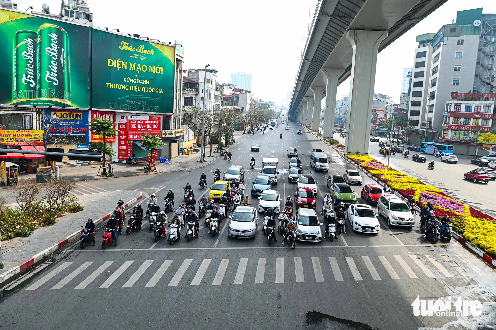 Motorists await a traffic signal in Vietnam. Photo: Hong Quang / Tuoi Tre