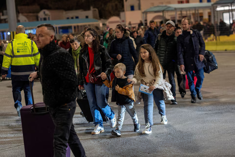 [10/20]People board a ferry to Piraeus, following an increase in seismic activity on the island of Santorini, February 4. Photo: Reuters