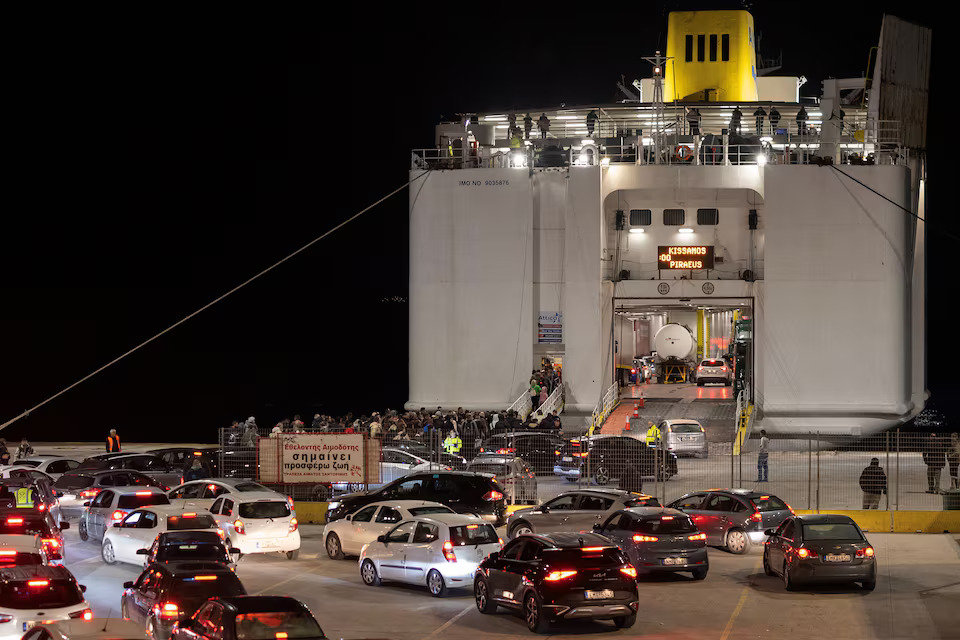 [15/20]A line to board a ferry to Piraeu on the island of Santorini, February 4. Photo: Reuters