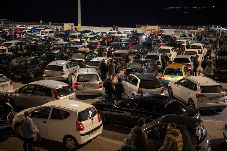 [4/20]People stand near their cars as they wait to board a ferry to Piraeus, following increased seismic activity on the island of Santorini, Greece, February 4. Photo: Reuters