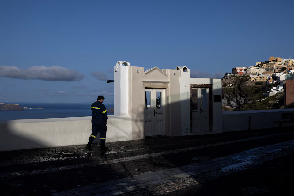 [11/20]A firefighter walks at the village of Fira amid increased seismic activity on the island of Santorini, February 4. Photo: Reuters