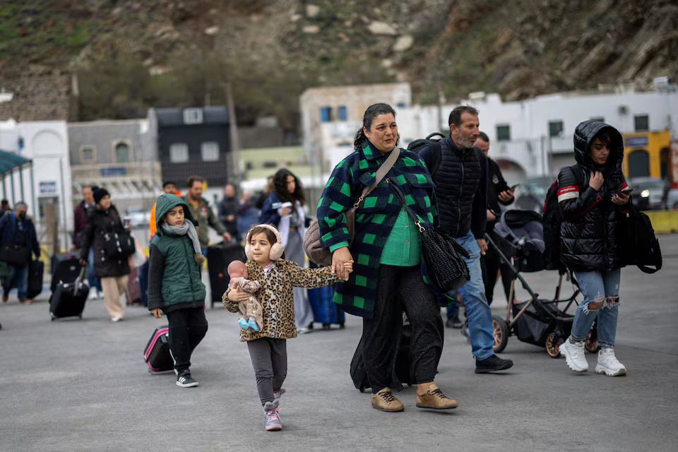 [18/20]People walk to board a ferry to Piraeus amid increased seismic activity on the island of Santorini, February 4. Photo: Reuters