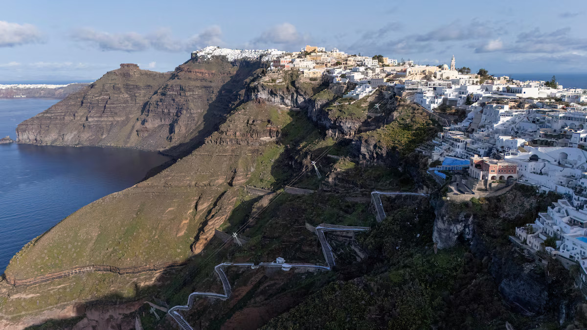 [16/20]A drone view shows a part of the caldera amid increased seismic activity on the island of Santorini, Greece, February 4. Photo: Reuters