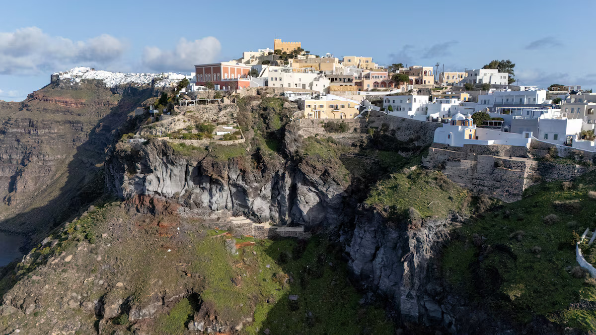 [12/20]A view shows a part of the caldera during increased seismic activity on the island of Santorini, February 4. Photo: Reuters