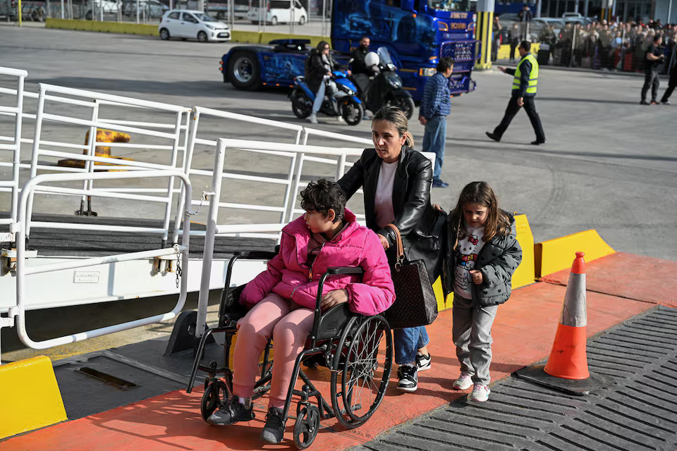 [14/20]Passengers board a ferry as they leave following high seismic activity on the island of Santorini, February 3. Photo: Reuters