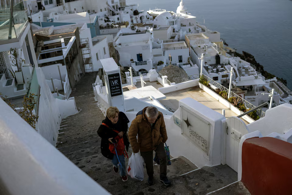 [3/20]Tourists carry their luggage as they leave the village of Fira, following increased seismic activity on the island of Santorini, February 4. Photo: Reuters