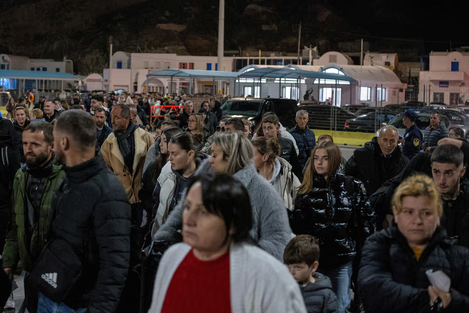 [19/20]People board a ferry during increased seismic activity on the island of Santorini, February 4. Photo: Reuters