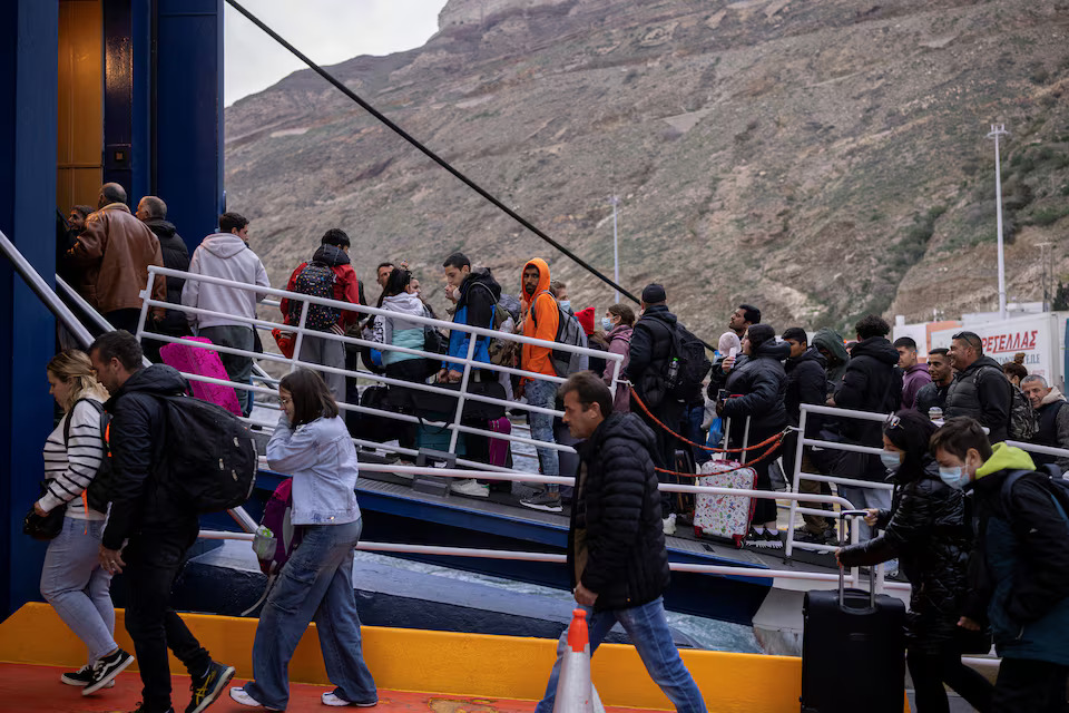 [8/20]People board a ferry to Piraeus, during an increased seismic activity on the island of Santorini, Greece, February 4, 2025. Photo: Reuters