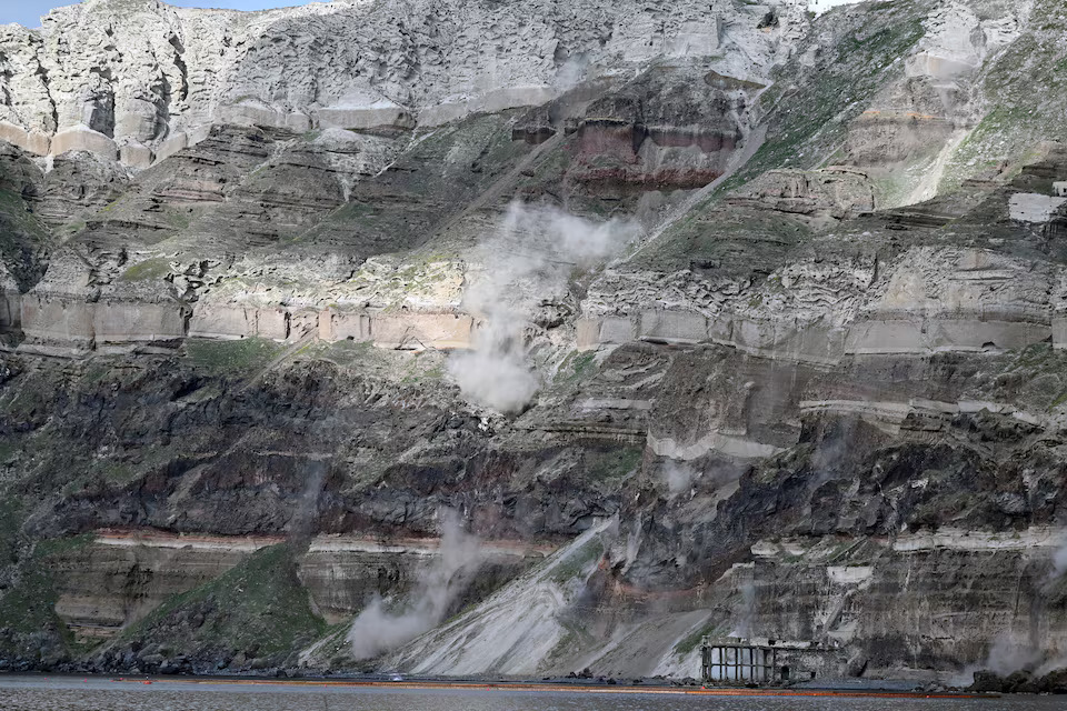 [2/20]Dust rises following a landslide during high seismic activity, on the island of Santorini, Greece, February 3. Photo: Reuters