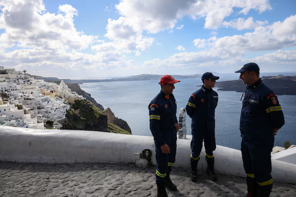 [4/9]Firemen patrol in the village of Fira as the increased seismic activity continues on the island of Santorini, Greece, February 7, 2025. Photo: Reuters