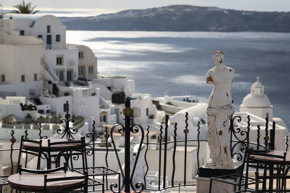 [2/9]A view of the village of Fira, as the increased seismic activity continues on the island of Santorini, Greece, February 7, 2025. Photo: Reuters