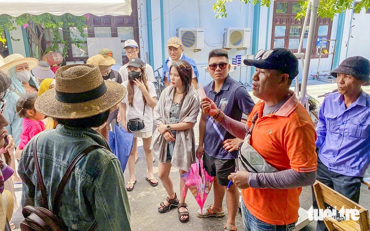 Cham Islands tourists encouraged to bring waste back to mainland