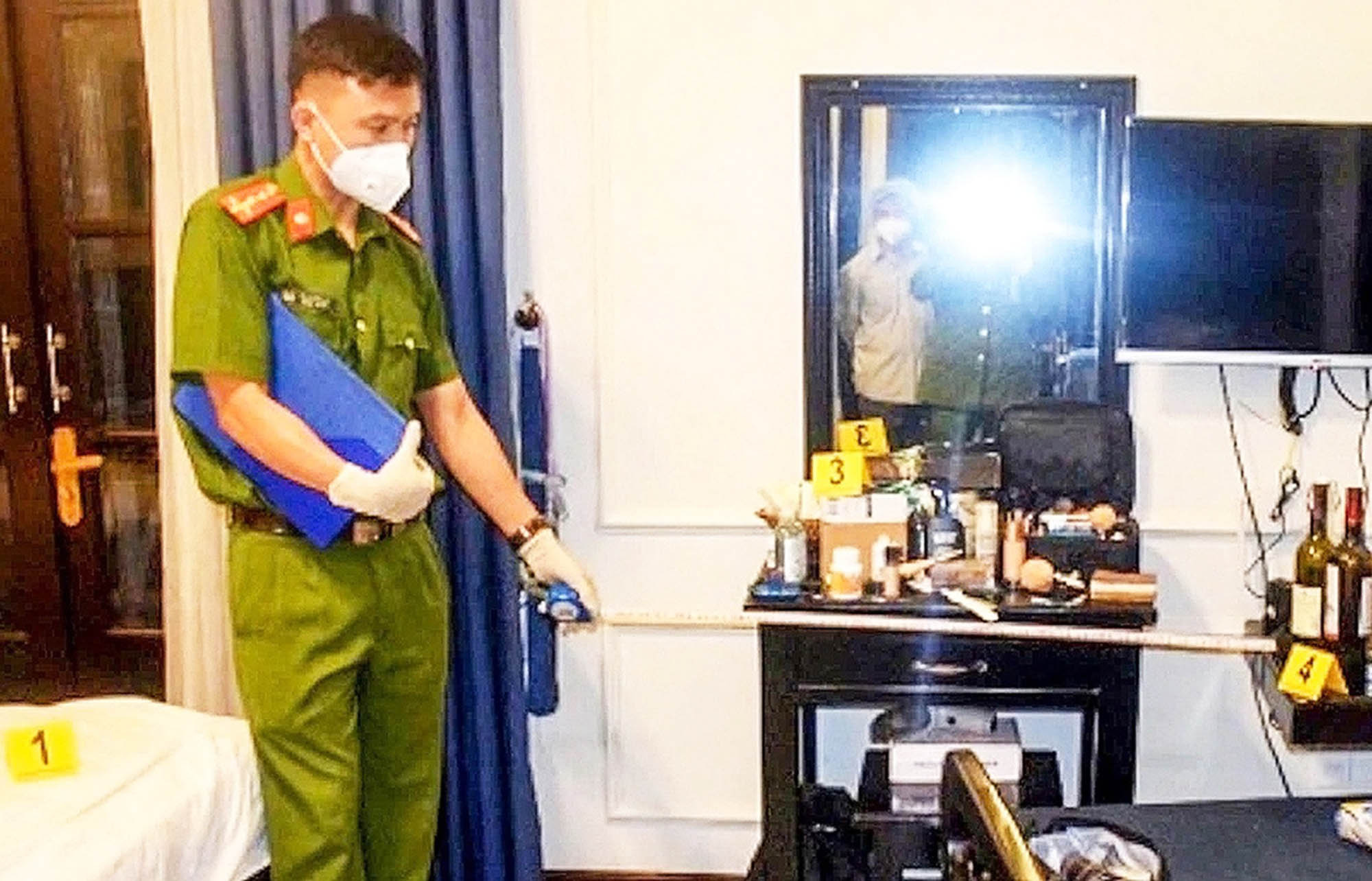 A Vietnamese police officer examines one of the two rooms at Hoa Chuong villa in Hoi An City, Quang Nam Province, central Vietnam, where two foreigners were found dead on December 26, 2024. Photo: Quang Nam Public Security Department