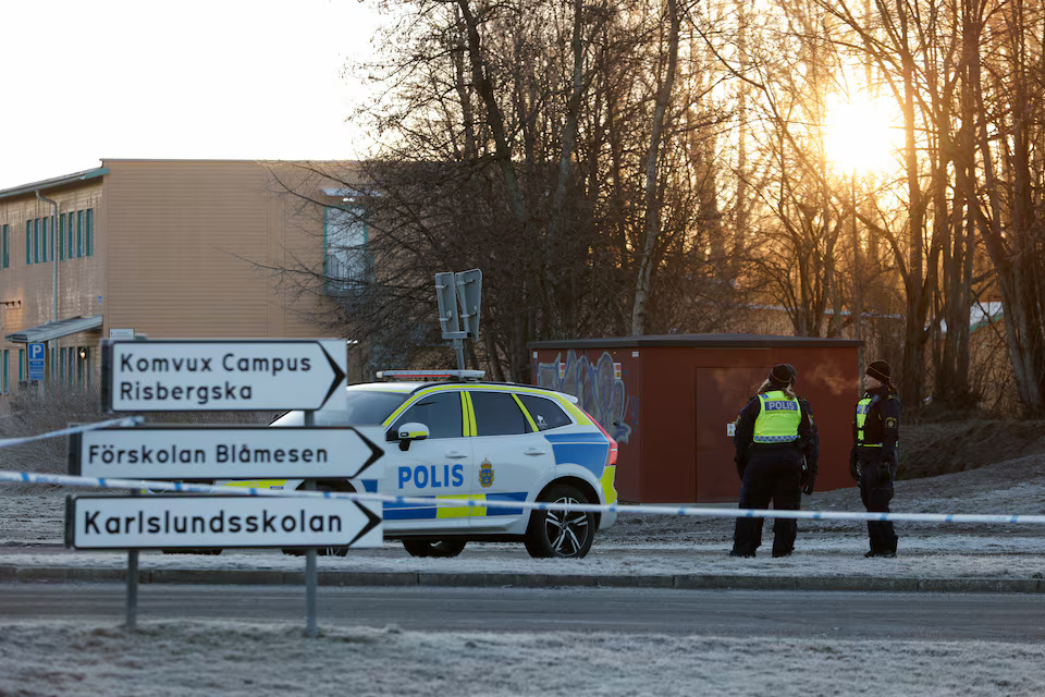 [4/4]Police officers stand near the Risbergska school, following a deadly shooting attack at the adult education centre, in Orebro, Sweden, February 7, 2025. Photo: Reuters