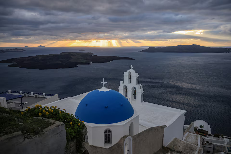 Week of tremors exposes dangers of Santorini's construction boom