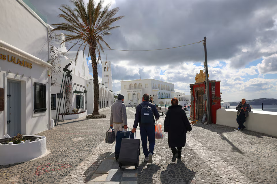 [5/9]Locals prepare to leave the village of Fira, as the increased seismic activity continues on the island of Santorini, Greece, February 7, 2025. Photo: Reuters