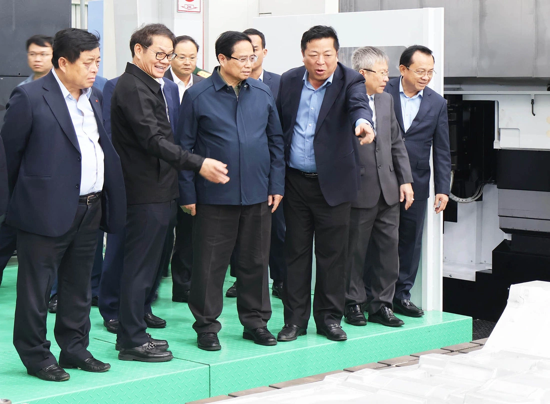 Vietnam PM suggests automaker THACO study high-speed train car production