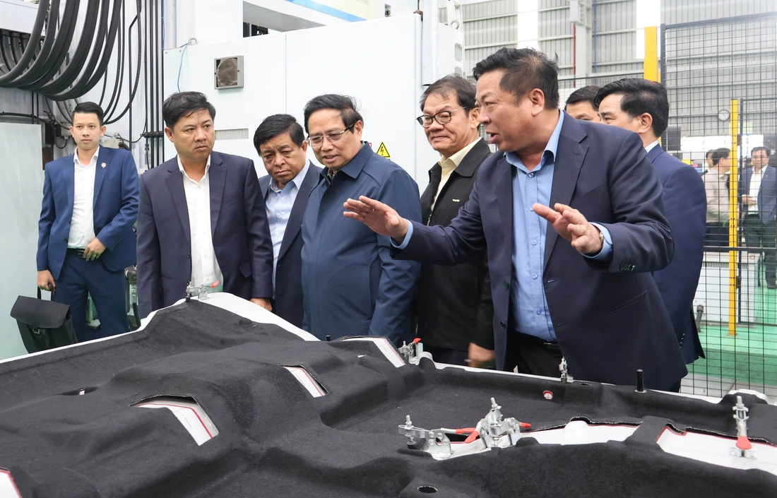 Prime Minister Pham Minh Chinh (L, 4th) visits a factory of THACO in Quang Nam Province, February 8, 2025. Photo: L.Trung / Tuoi Tre