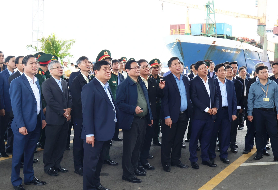 Prime Minister Pham Minh Chinh visits Chu Lai International Port in Quang Nam Province, February 8, 2025. Photo: L.Trung / Tuoi Tre