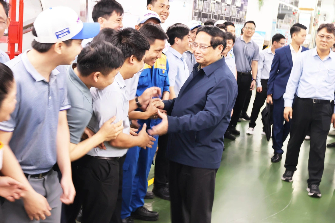 Prime Minister Pham Minh Chinh meet with employees of HS Hyosung in Quang Nam Province, February 8, 2025. Photo: L.Trung / Tuoi Tre