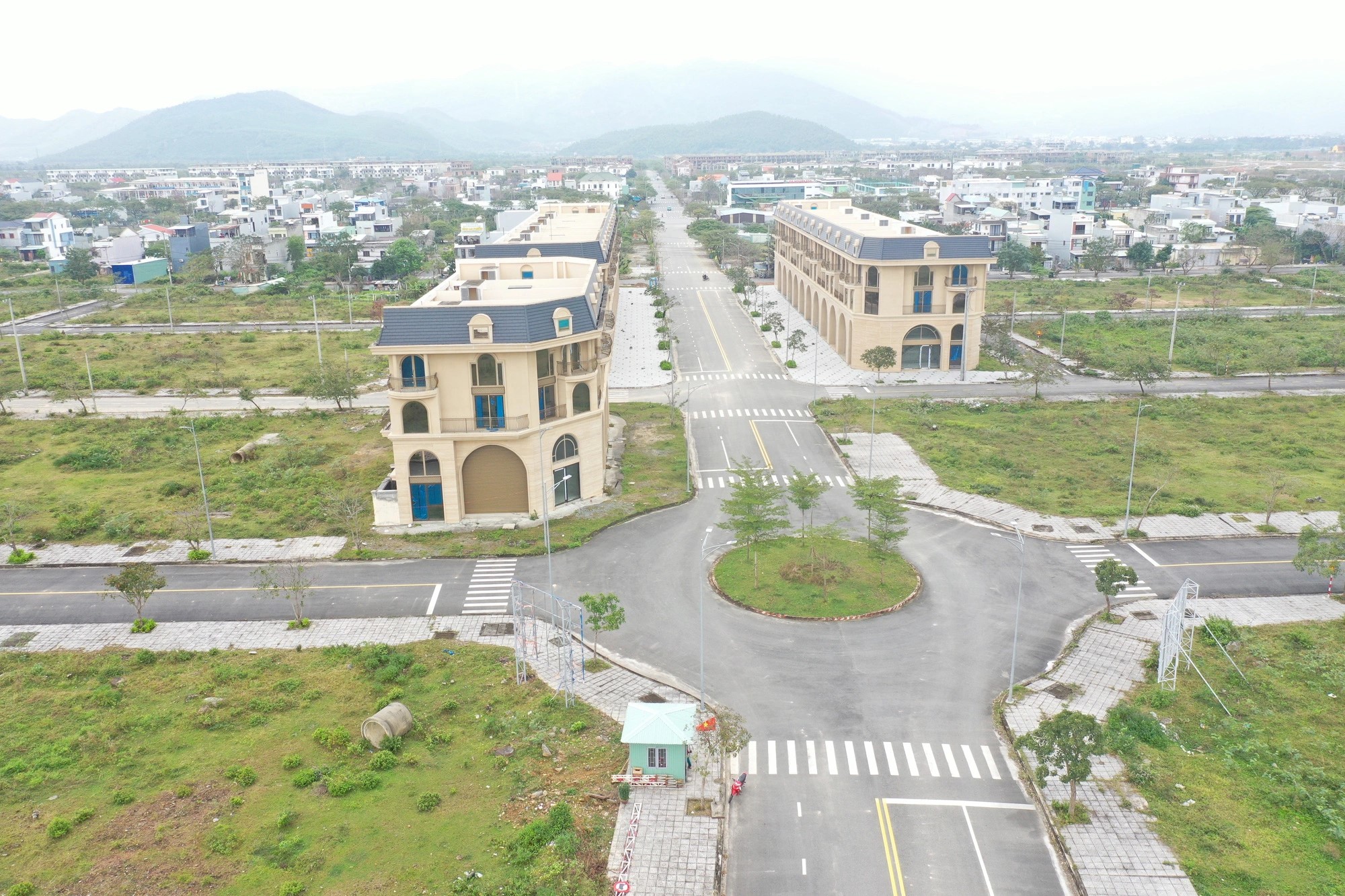 Empty streets and abandoned lots. Photo: B.D. / Tuoi Tre