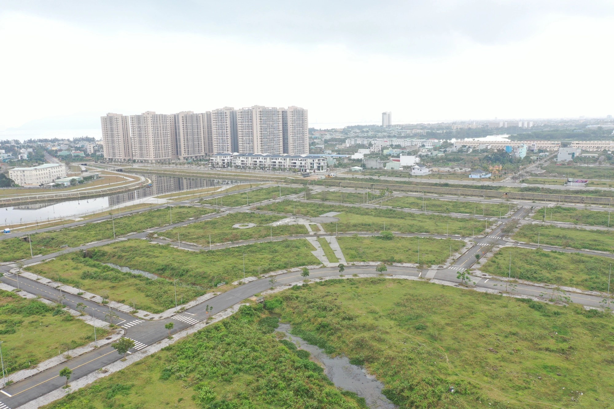 Infrastructure and functional zones at the Dragon City Park project are mostly completed, yet buyers remain without land use right certificates. Photo: B.D. / Tuoi Tre