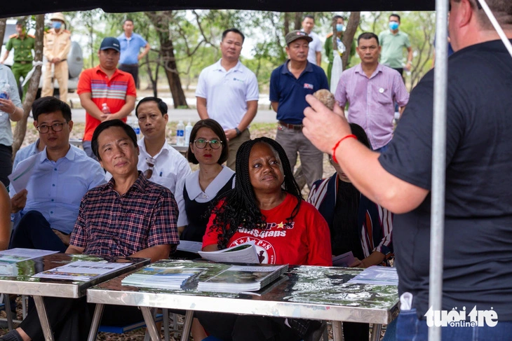 U.S. Deputy Secretary of State Bonnie Jenkins (wearing a red T-shirt, seated) is seen during a site visit to a U.S.-funded bomb and mine clearance project in Quang Tri Province, north-central Vietnam, September 2022. Photo: Hoang Tao/ Tuoi Tre