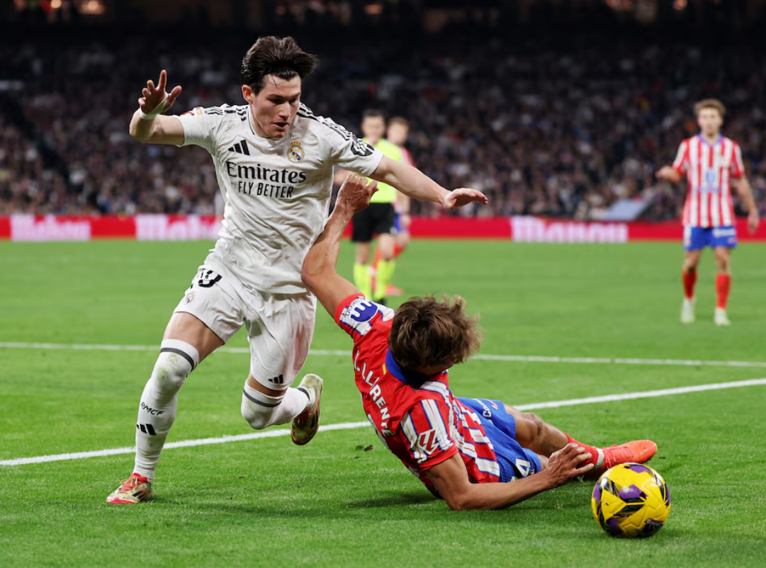 Soccer Football - LaLiga - Real Madrid v Atletico Madrid - Santiago Bernabeu, Madrid, Spain - February 8, 2025 Real Madrid's Fran Garcia in action with Atletico Madrid's Marcos Llorente. Photo: Reuters