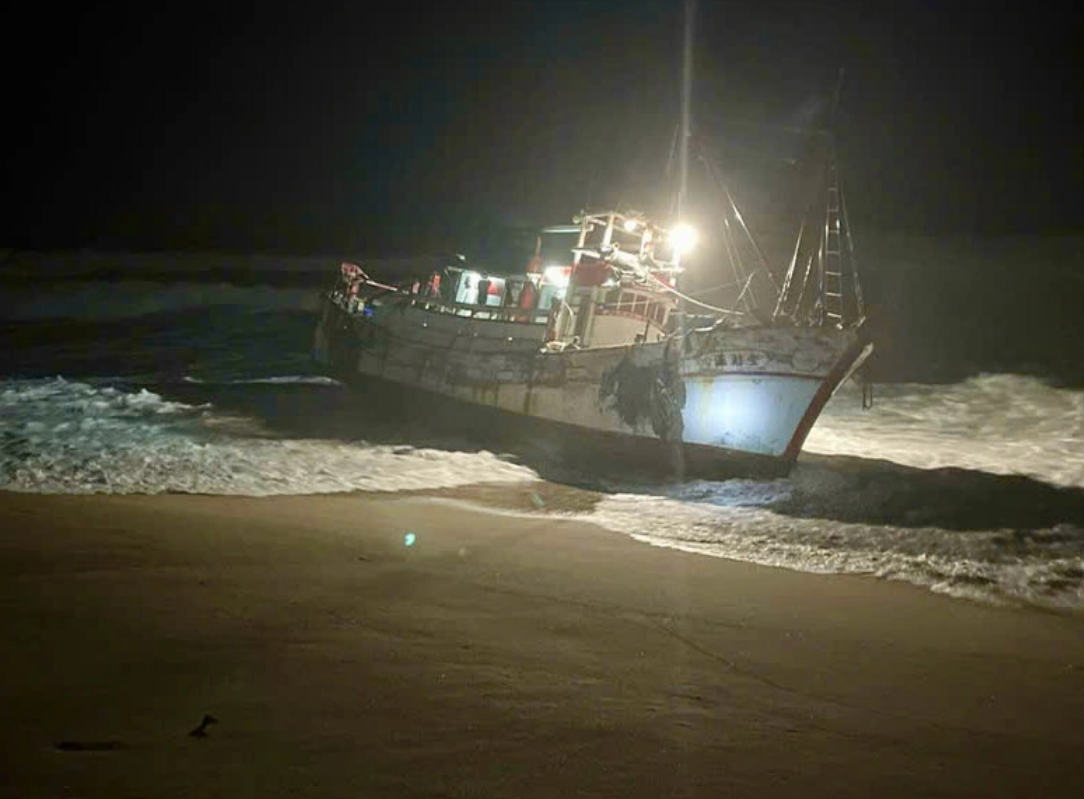 Taiwanese fishing boat with 4 crew members aboard stranded off Vietnam’s south-central coast