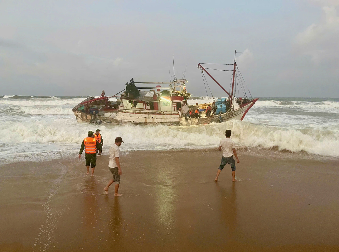 Border guards in Phu Yen Province, south-central Vietnam rescue crew members on board a Taiwanese fishing ship stranded off the coast. Photo: Supplied