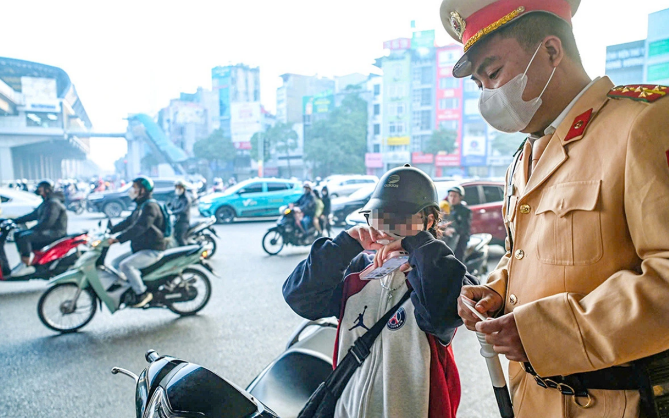 Hanoi should weigh proposal on harsher fines for traffic violations: experts