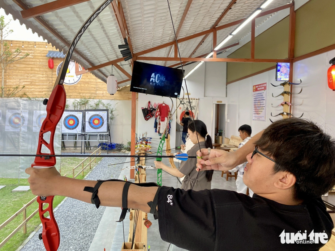 Archery at coffee shops has emerged as a new trend in Da Nang City, central Vietnam. Photo: Truong Trung / Tuoi Tre