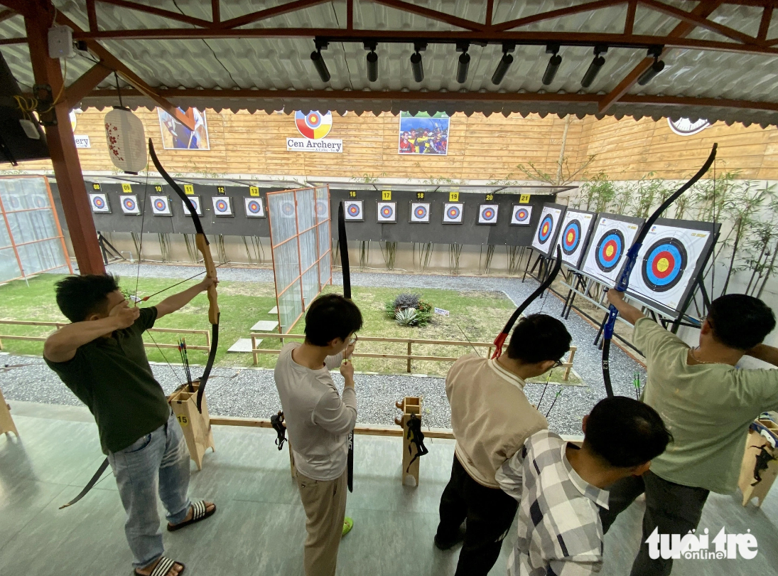 Young people visit archery coffee shops for fun and wellness. Photo: Truong Trung / Tuoi Tre