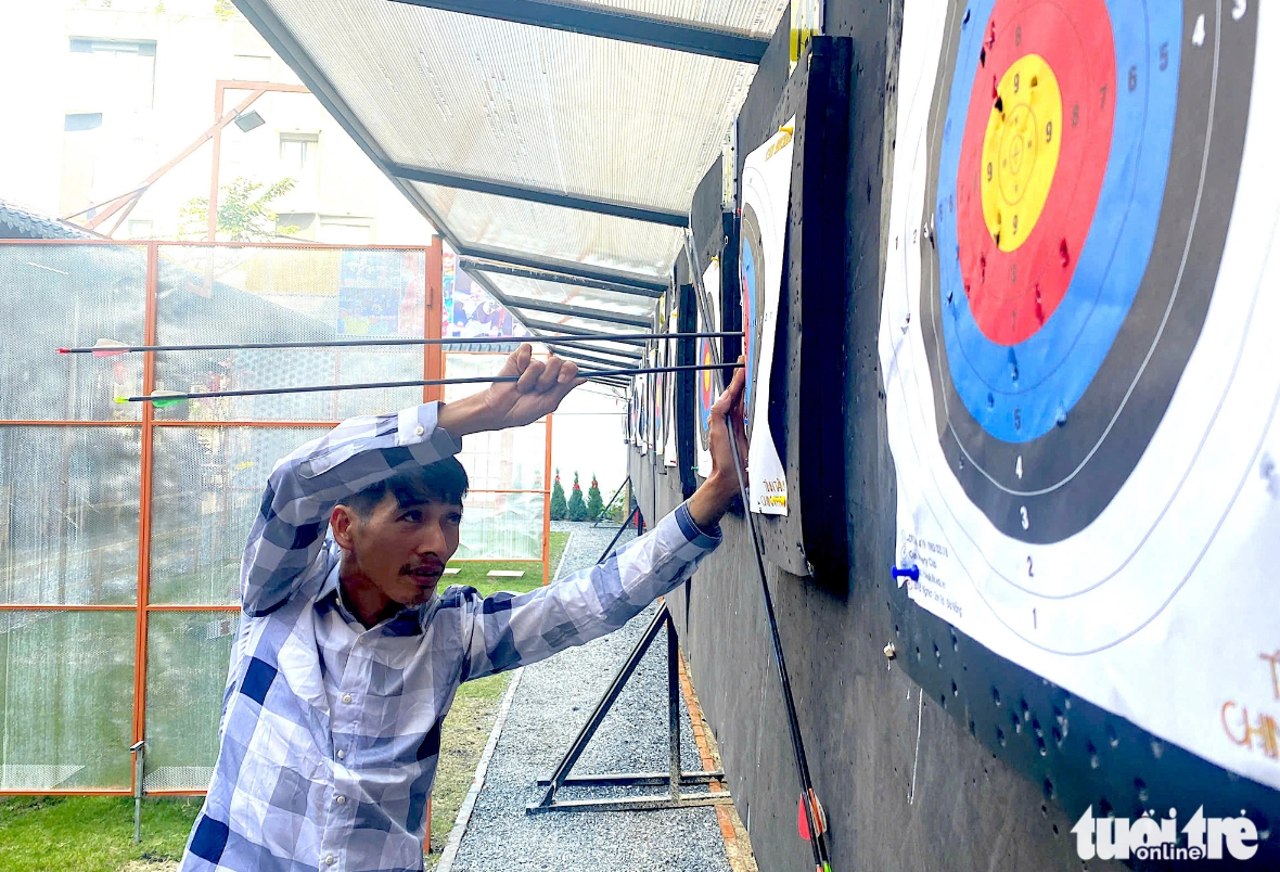 Many young people in Da Nang City are mesmerized by archery. Photo: Truong Trung / Tuoi Tre