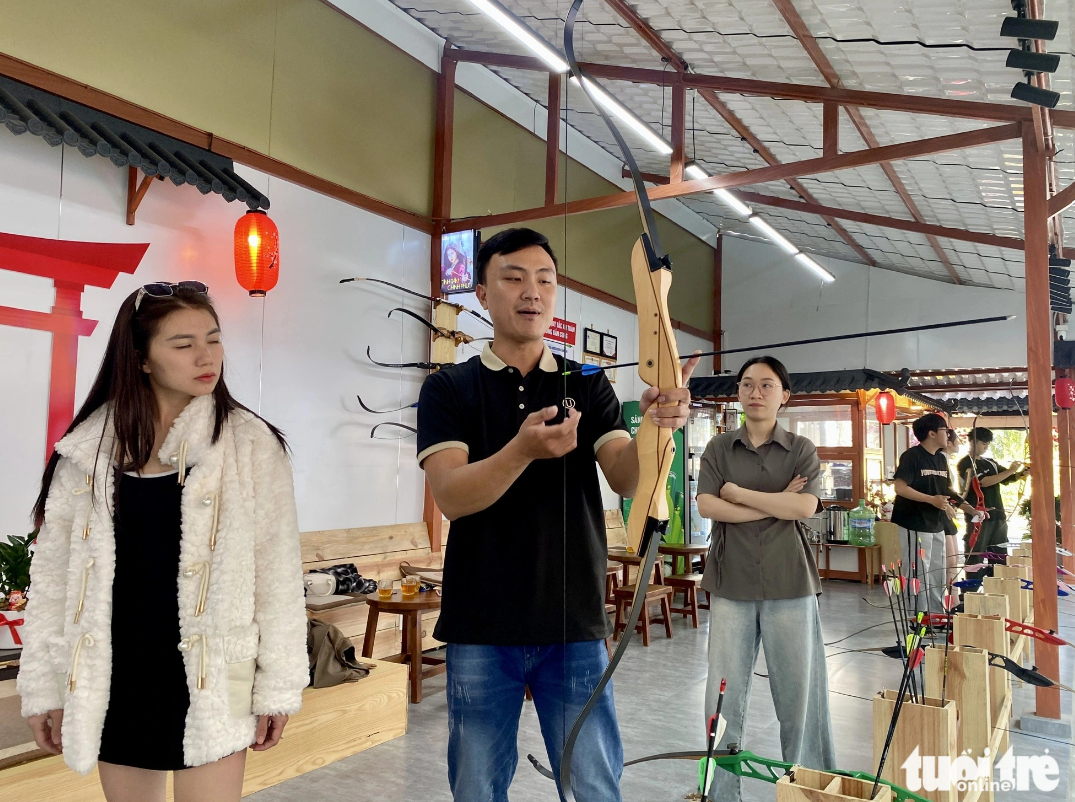 Many coffee shops in Da Nang City offer archery services. Photo: Truong Trung / Tuoi Tre