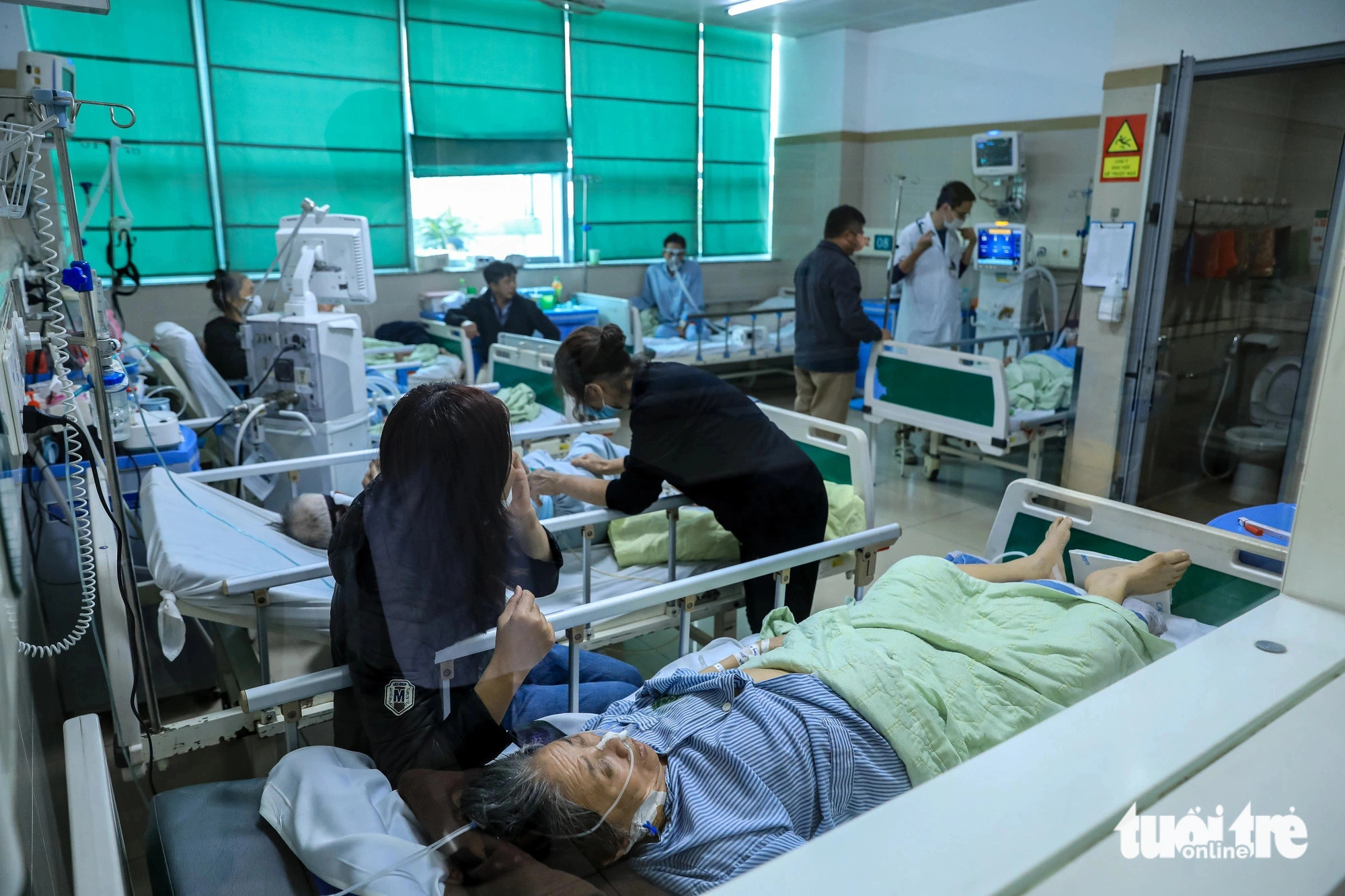 Patients are under treatment in the emergency unit at the Respiratory Center under Bach Mai Hospital in Hanoi. Photo: Danh Khang / Tuoi Tre