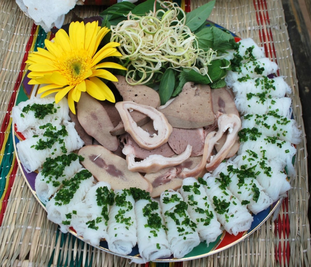 A taste of Vietnam's Binh Dinh: 'Bánh hỏi' with pork offal