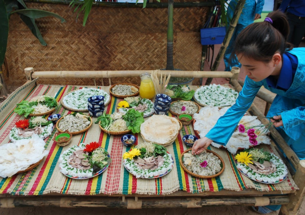 A food presentation contest featuring 'bánh hỏi' in Binh Dinh Province, south-central Vietnam. Photo: Hoa Vang / Tuoi Tre