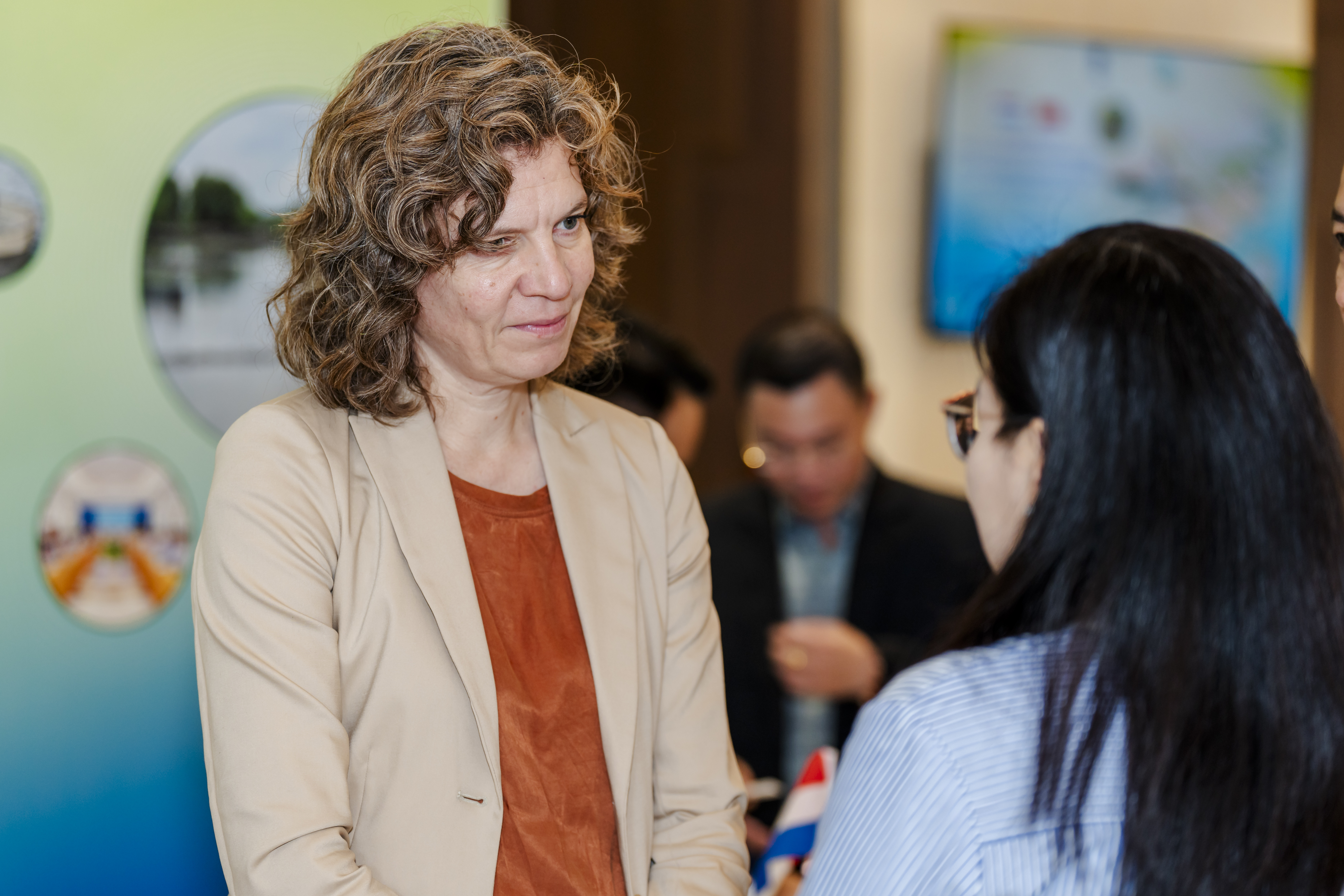 Sabrina Waltmans talks to a young guest at the display area of the business forum on practical solutions for sustainable aquaculture in the Mekong Delta held in Can Tho City, Vietnam in November 2024. Photo courtesy of the Netherlands Embassy in Vietnam