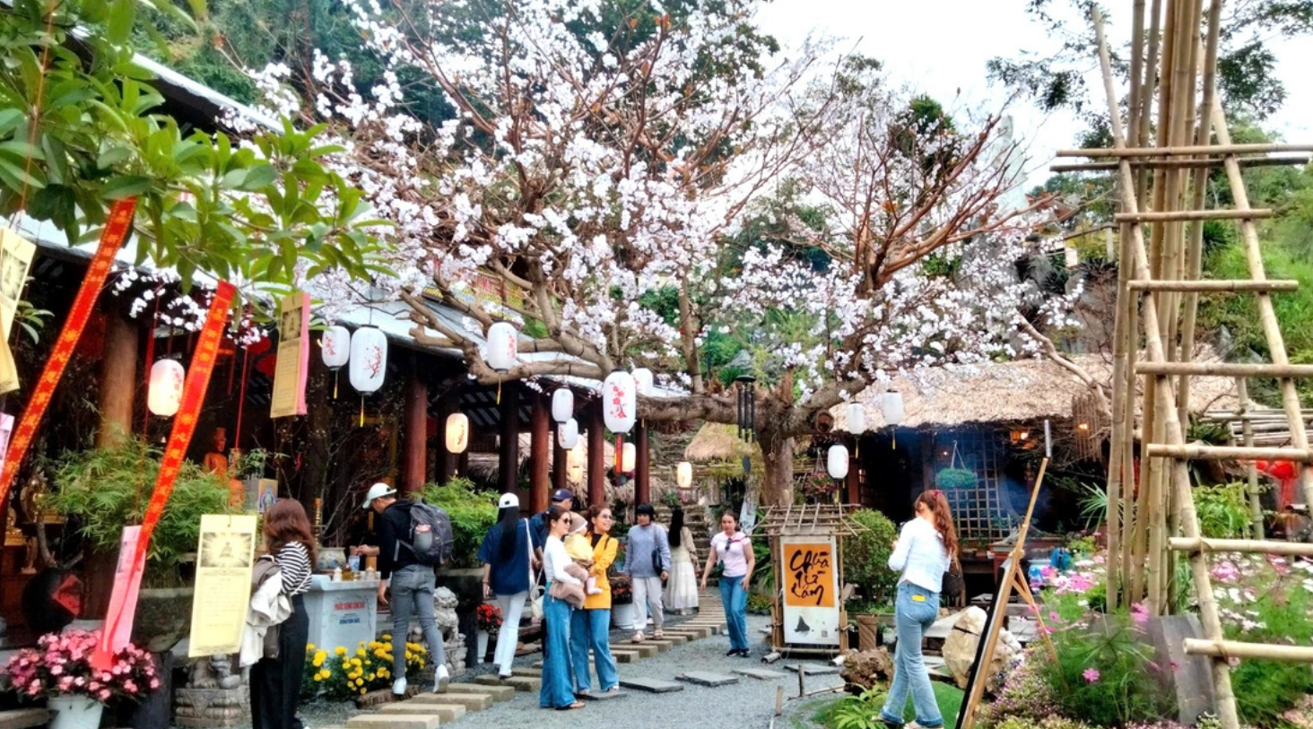 Stunning scenery at Da Nang City’s Marble Mountains attracts crowds of visitors